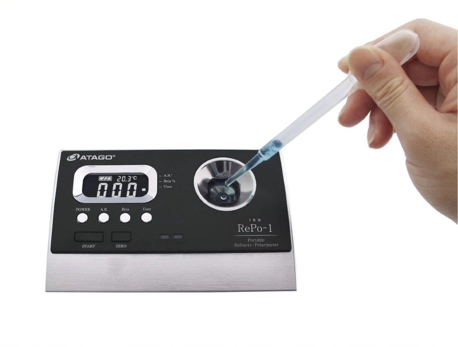 Рефрактополяриметр ATAGO RePo-1 фото в руке